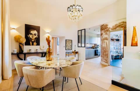 Luxurious 170 m2 apartment in a castle. Aix