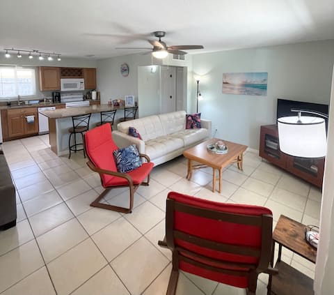 Popular Airbnb listing: Fiesta Flamingo. Walk to Beach & River. kayaks ! in Cocoa Beach