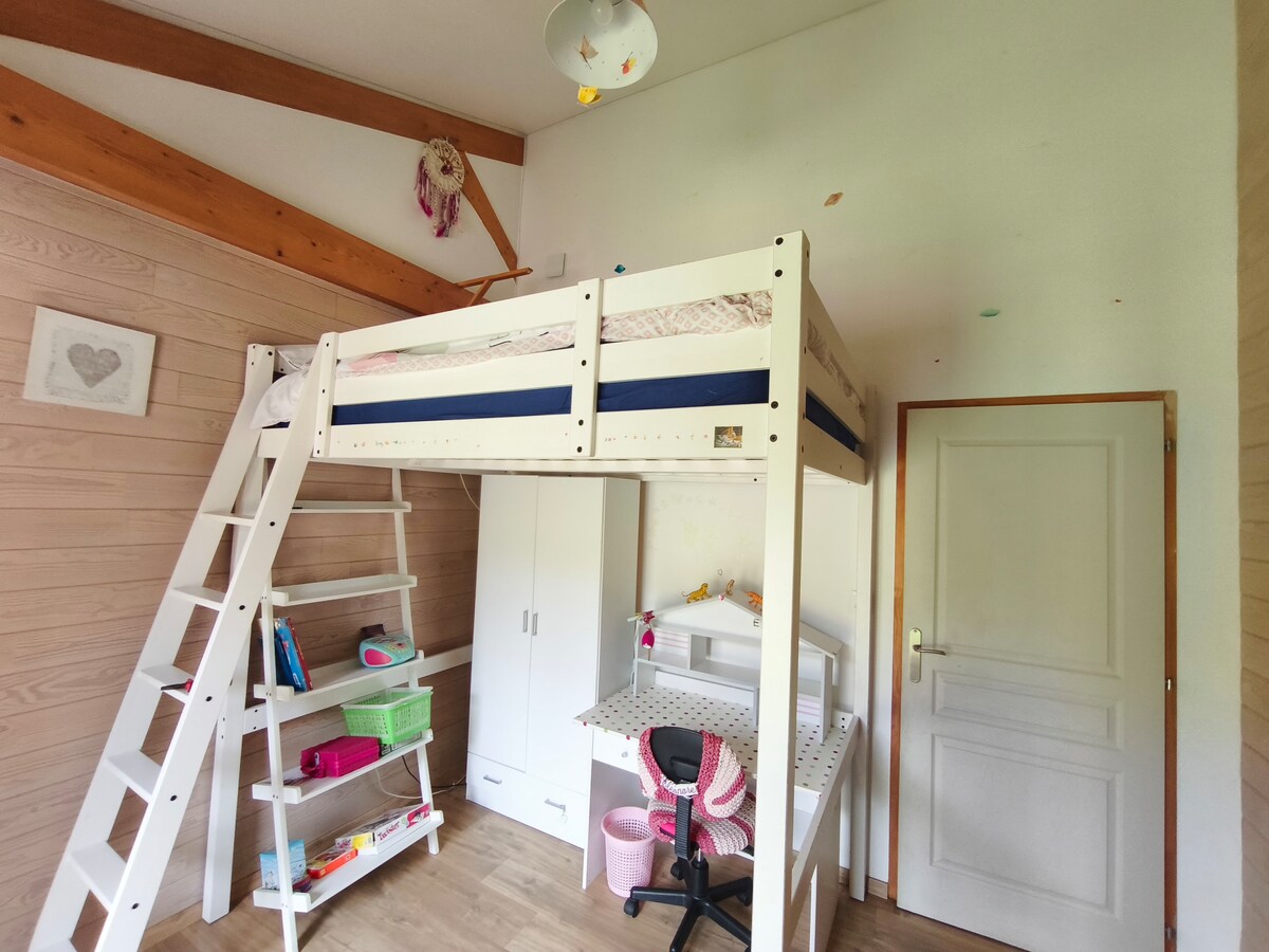 Dhomë gjumi për fëmijë me krevat dopio në mes të dhomës. Mundësia e vendosjes së një dysheku poshtë.