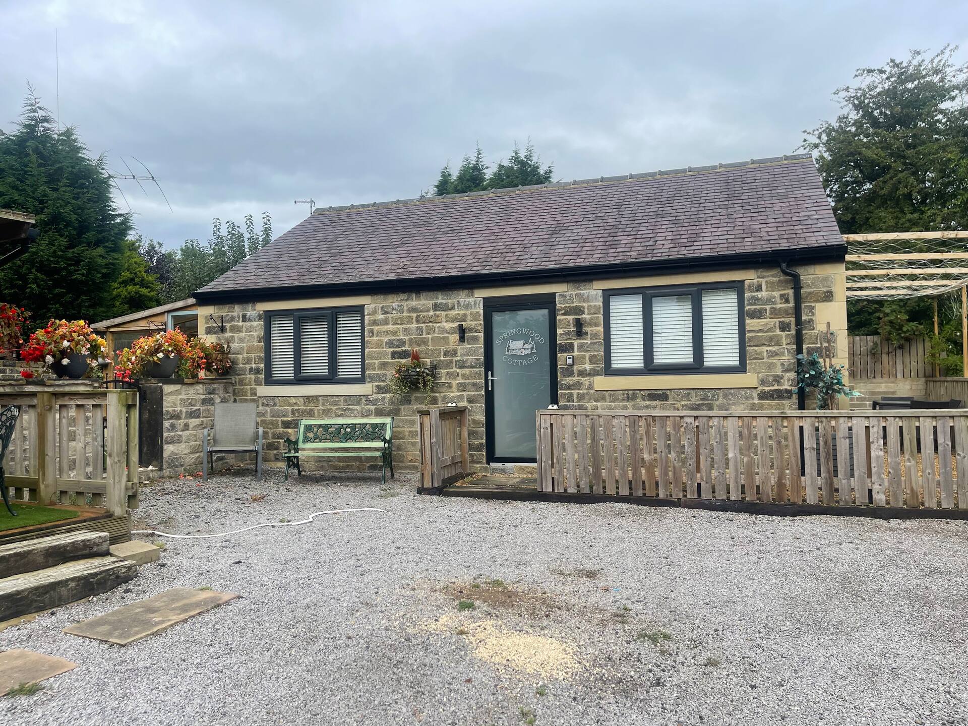 charming 2 bed cottage located on small farm