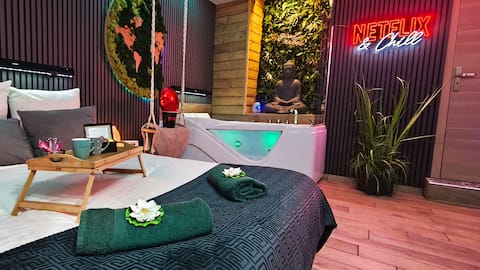 Netflix & Chill - Jacuzzi & Movie Theater
