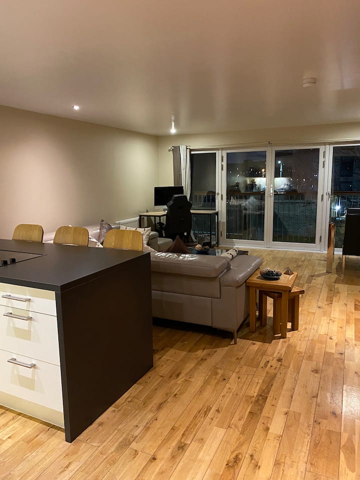 City Centre 2 Bedroom Apartment, Secure Parking. - Glasgow