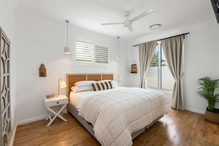 საწოლი 193×203 სმ ზომის მატრასით Madison Snooze Time Square და აბაზანა‑ტუალეტი 