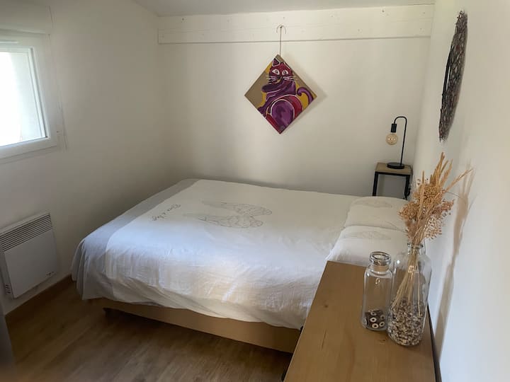 Spavaća soba opremljena ormarom i ventilatorom