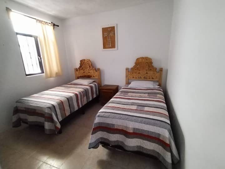 Chumba kilichoangaziwa na vitanda viwili viwili, ofisi ya kati.