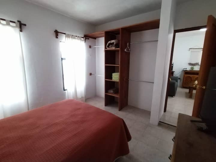 Chumba cha kulala chenye nafasi kubwa na chenye mwangaza, eneo la kuhifadhi na kuning 'inia mavazi na mizigo.