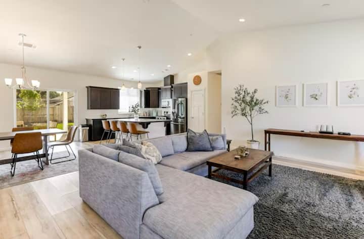 Modern 4br | Hot Tub+bbq | Boat Parking | Peaceful - Shasta, CA