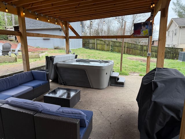 Entire Home with Hot tub 15 mins from downtown