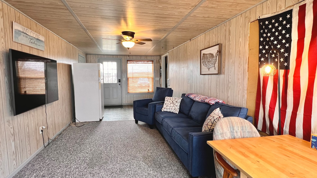 To nazivamo sobom s bonusima.  Veliki TV i udobna sjedala za kasnonoćne filmove.  Glavna kućna vrata koja vode u kuhinju vanjska su vrata i doista utišavaju buku iz ove prostorije kad je zatvorena.   Naša omiljena soba za stariju djecu.