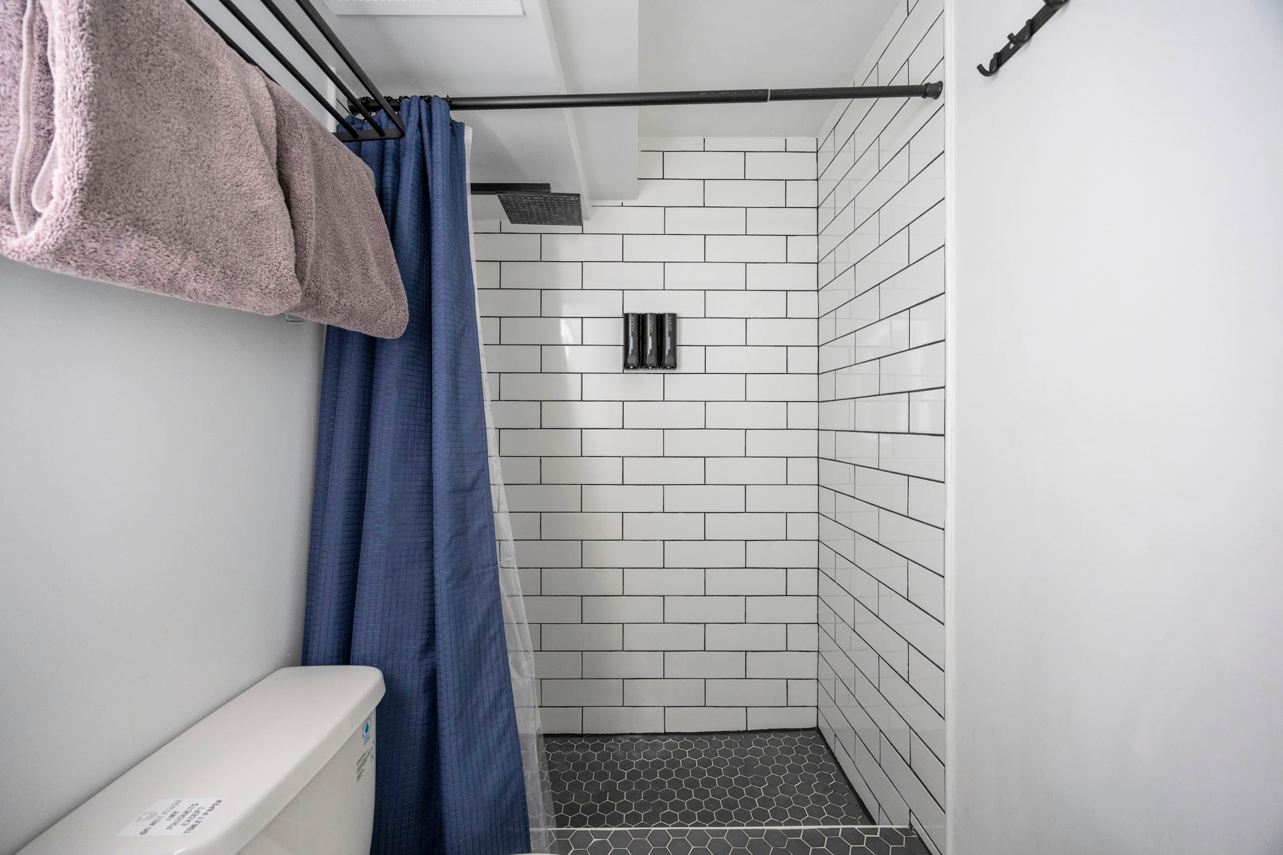 Condo in Honolulu · ★4.89 · Studio · 2 beds · 1 private bath - Image 31