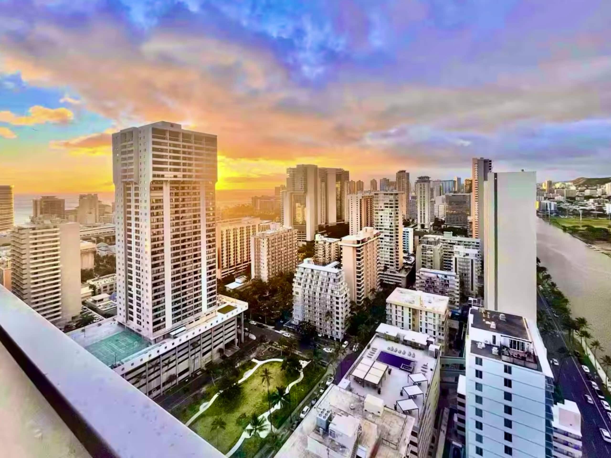 Condo in Honolulu · ★4.89 · Studio · 2 beds · 1 private bath - Image 42