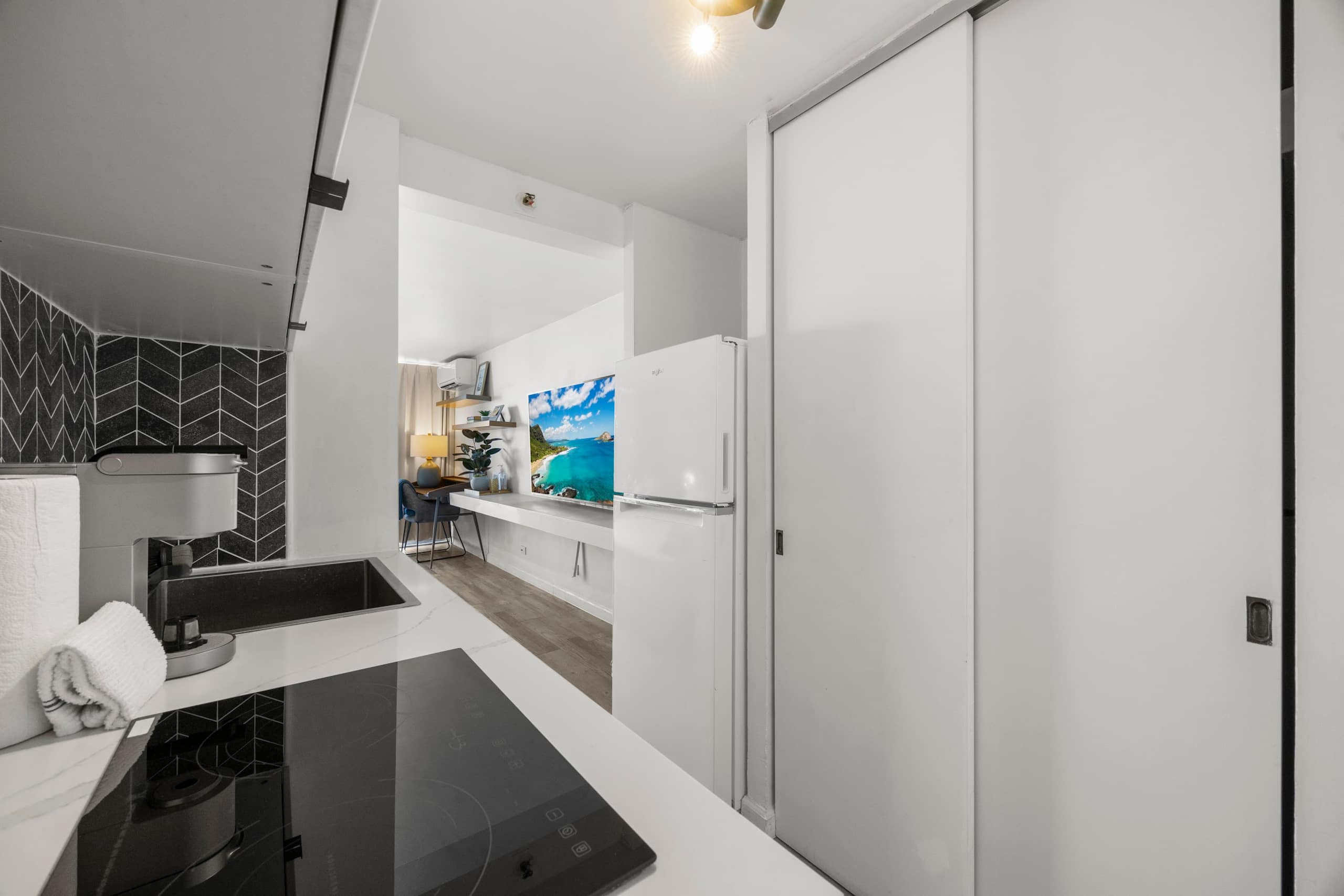 Condo in Honolulu · ★4.89 · Studio · 2 beds · 1 private bath - Image 29