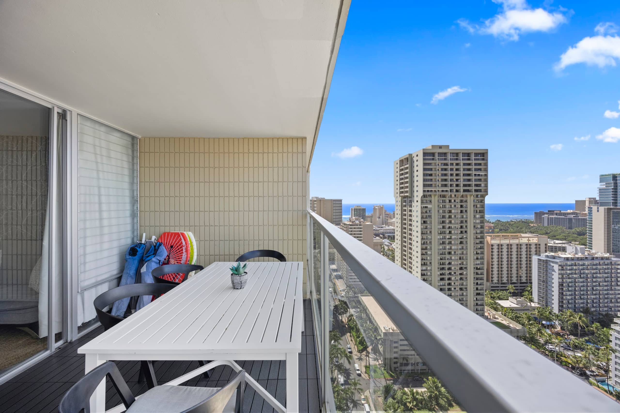 Condo in Honolulu · ★4.89 · Studio · 2 beds · 1 private bath - Image 37