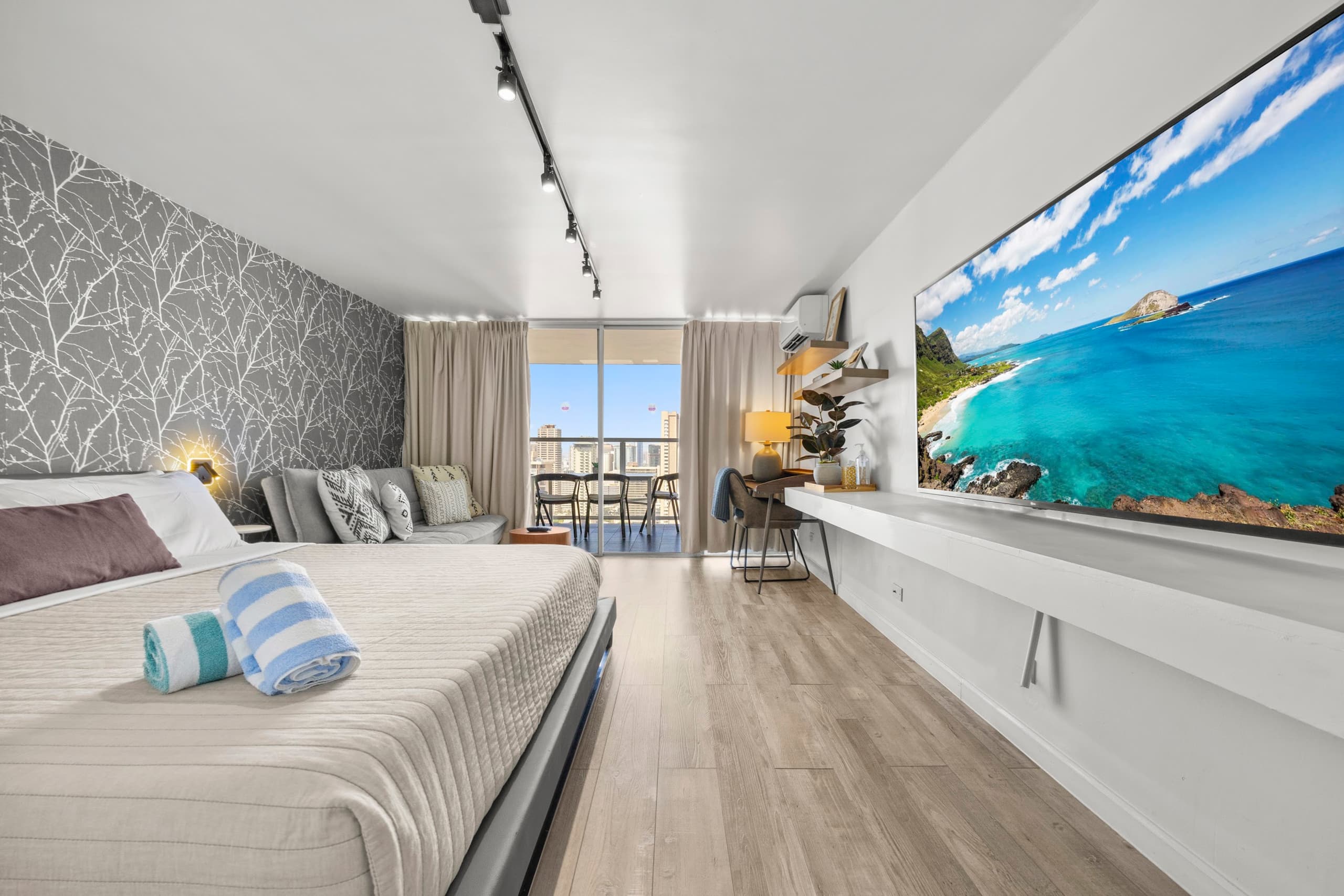 Condo in Honolulu · ★4.89 · Studio · 2 beds · 1 private bath - Image 8