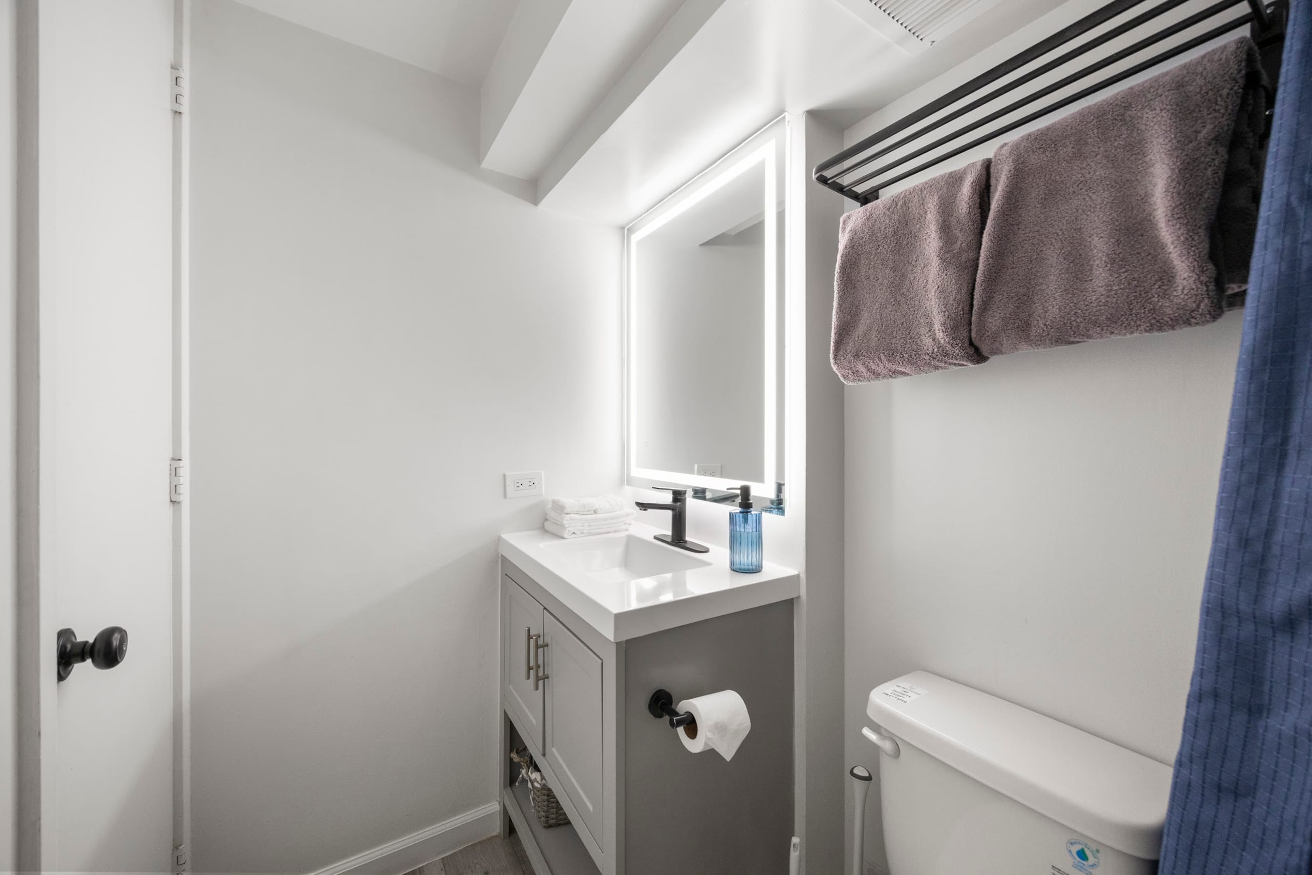 Condo in Honolulu · ★4.89 · Studio · 2 beds · 1 private bath - Image 33