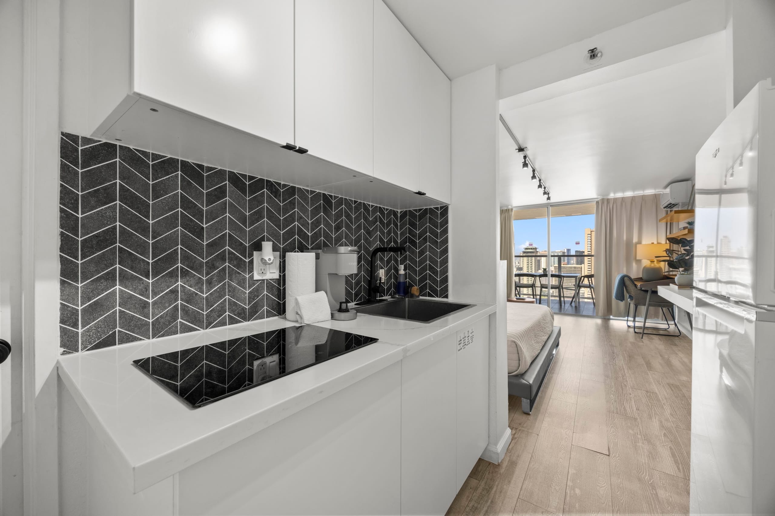 Condo in Honolulu · ★4.89 · Studio · 2 beds · 1 private bath - Image 23