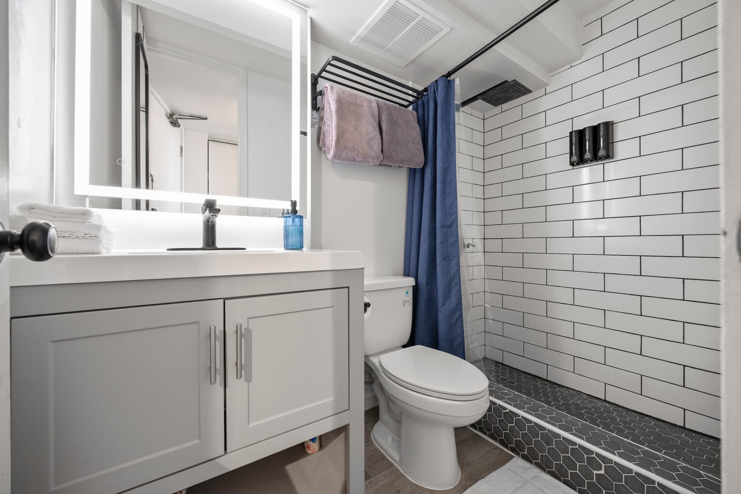 Condo in Honolulu · ★4.89 · Studio · 2 beds · 1 private bath - Image 30