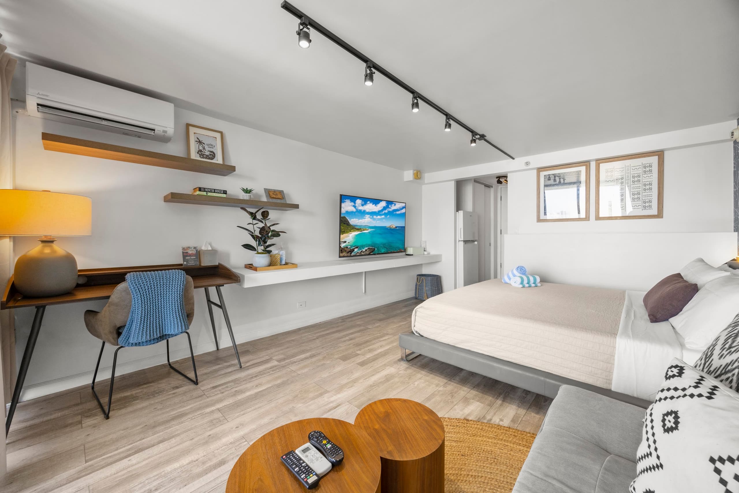 Condo in Honolulu · ★4.89 · Studio · 2 beds · 1 private bath - Image 18