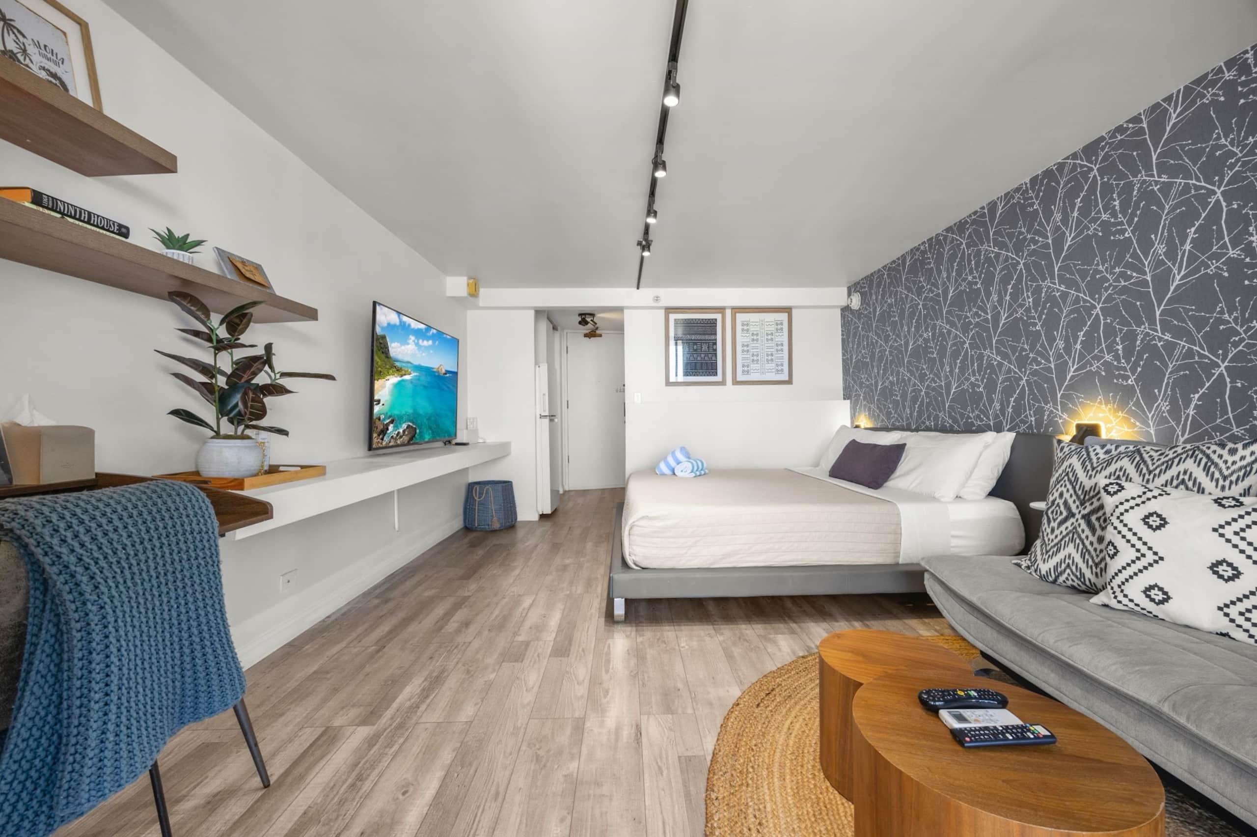 Condo in Honolulu · ★4.89 · Studio · 2 beds · 1 private bath - Image 14