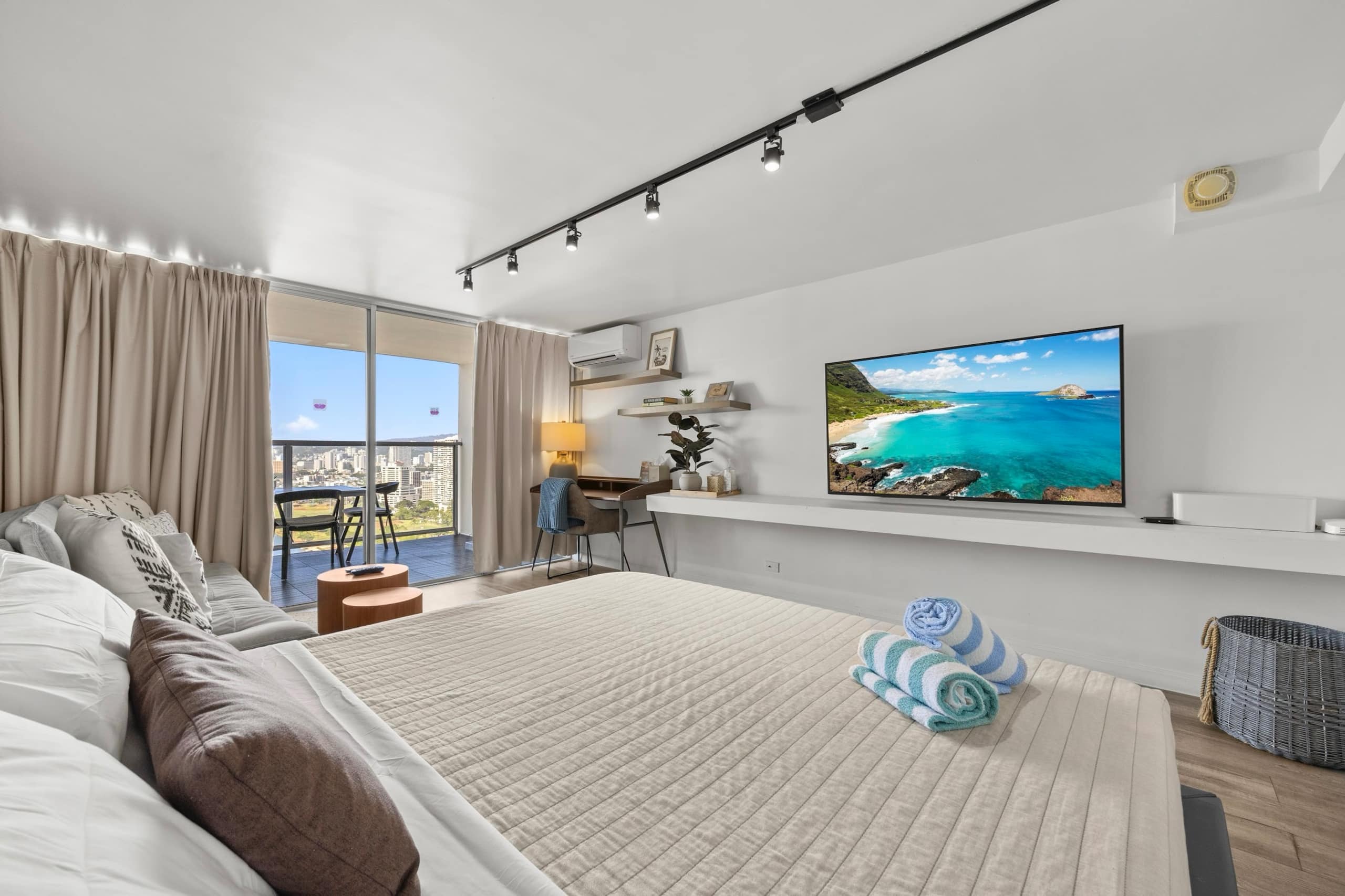 Condo in Honolulu · ★4.89 · Studio · 2 beds · 1 private bath - Image 4