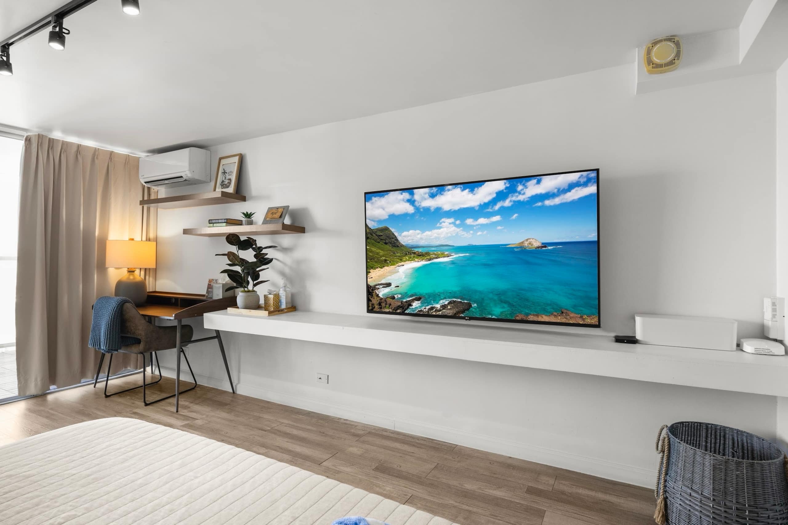Condo in Honolulu · ★4.89 · Studio · 2 beds · 1 private bath - Image 12