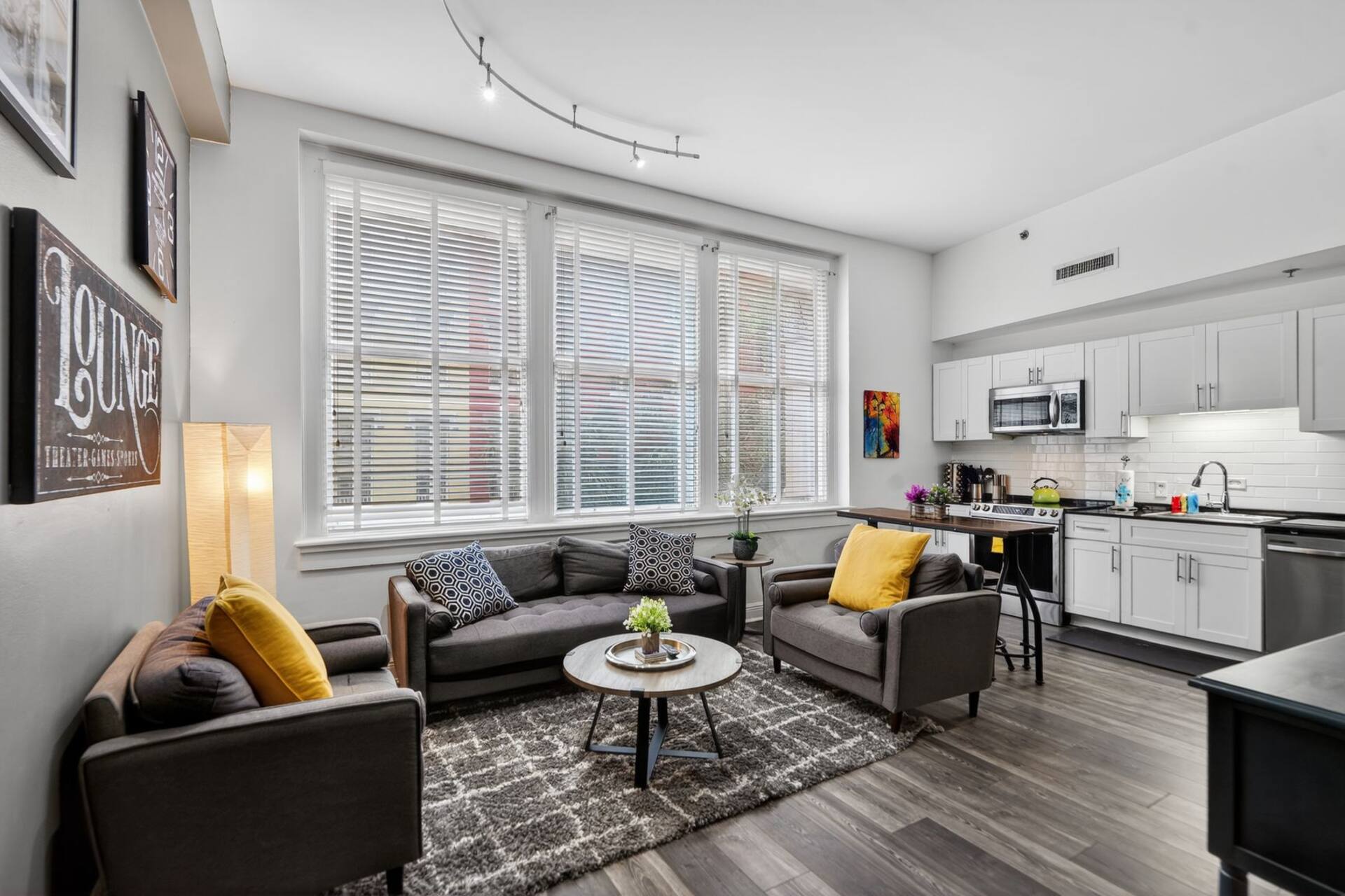 Beautiful Designer 1 BR - Walk to the Quarter!