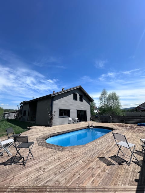Charming wooden house in the countryside and surrounded by nature