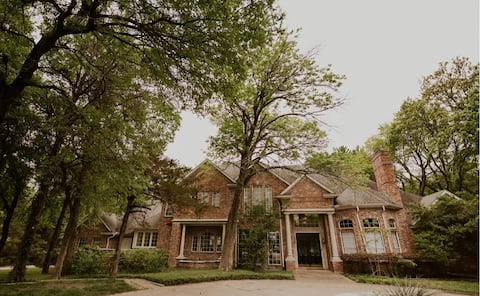 Chateau Hiddenwood - Resort Pool + Hot Tub, Pond