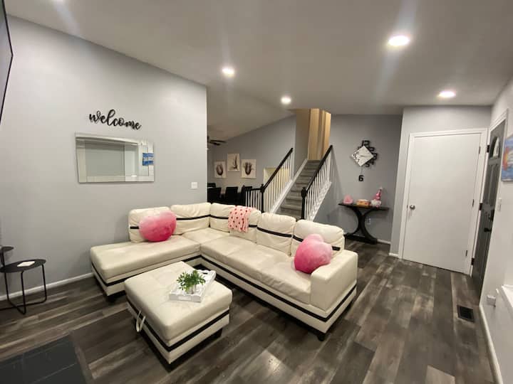 Bright & Airy Home: Foosball+fire Pit - Aurora, CO