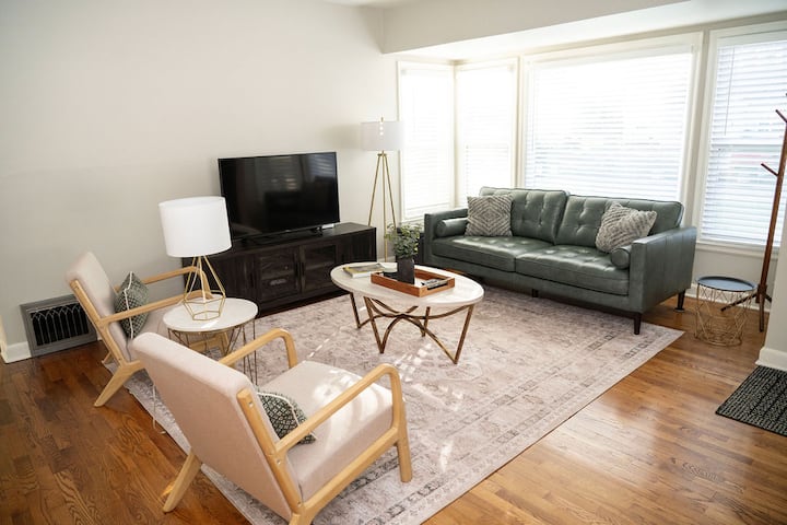 Light And Bright 2 Bedroom Centrally Located Home. - Topeka, KS