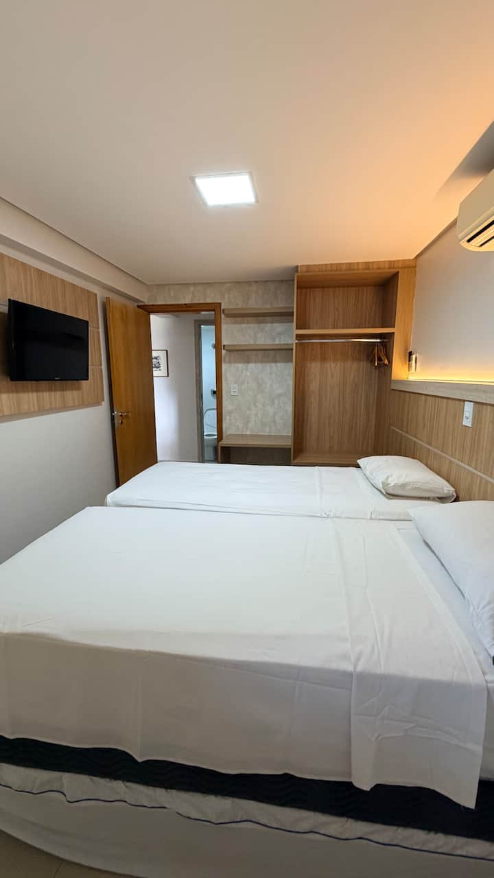 أسرّة فردية مع أسرّة إضافية أسفل الصندوق.
يحتوي على مكيف هواء وتلفزيون 42 بوصة