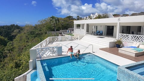 4 bedroom 3 bathroom villa with amazing sea views