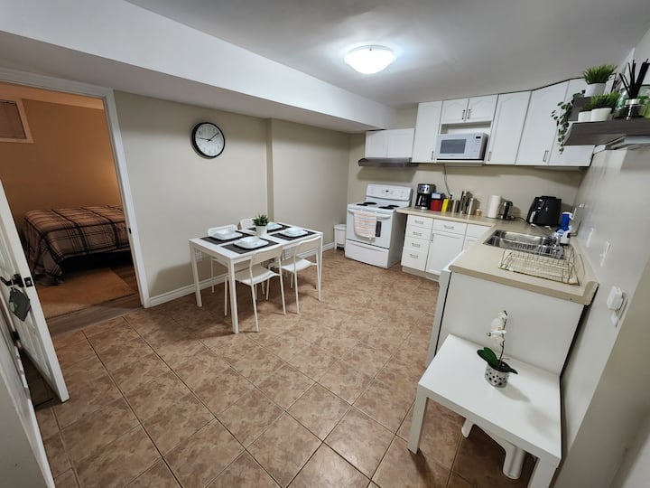 Lovely 1-bedroom Basement Studio - 런던
