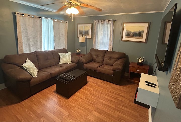Beautiful Home W/ Privacy Gated Yard. - Little Rock, AR