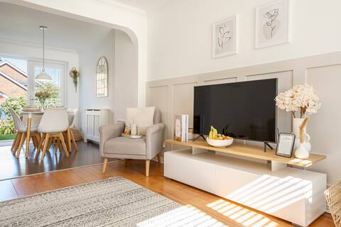 Beautiful open plan family home near town centre