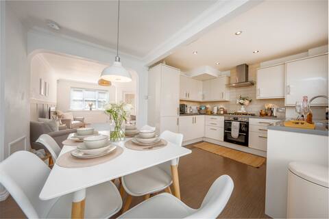 Beautiful open plan family home near town centre