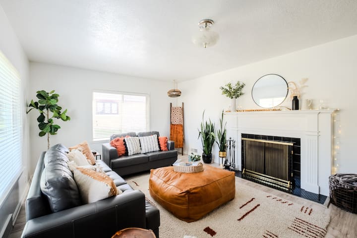 The Cache Cottage ~ Sauna, 5 bdr, great location