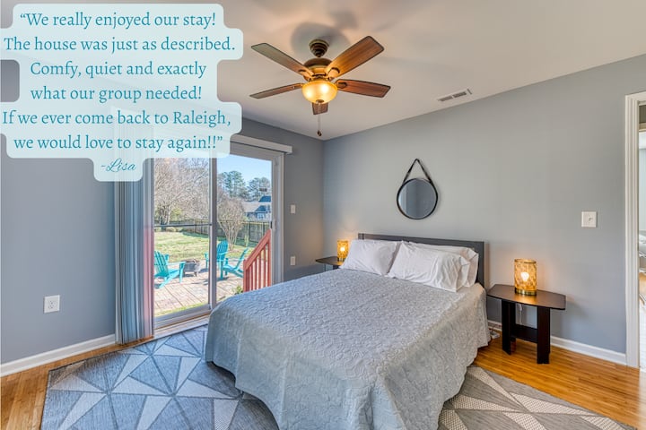 ห้องนอน #4 พร้อมเตียงควีนไซส์ นอกจากนี้ยังสามารถเข้าถึงสวนหลังบ้านได้ด้วย 