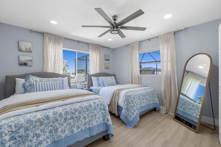 Disfrute de apacibles vistas al canal y a la piscina desde este dormitorio de hermoso diseño, con dos camas completas y ropa de cama excepcionalmente cómoda, pensada para que los huéspedes se relajen y recarguen las pilas después de un día al sol.