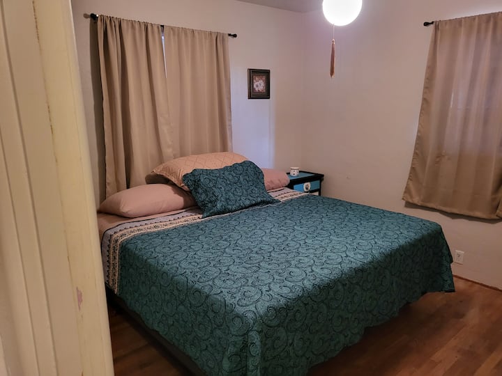 سرير بحجم كينج جديد الآن لهذه الغرفة