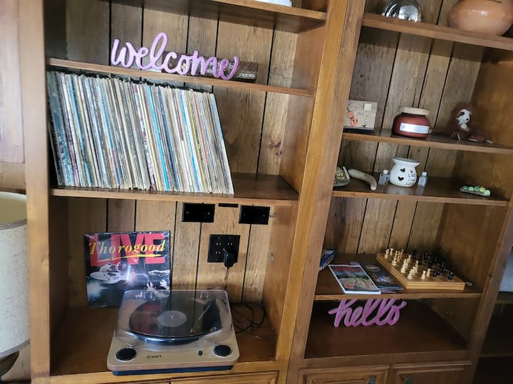 لدينا مشغل أسطوانات صغير مجهز بالكثير من ألبومات الروك آند رول