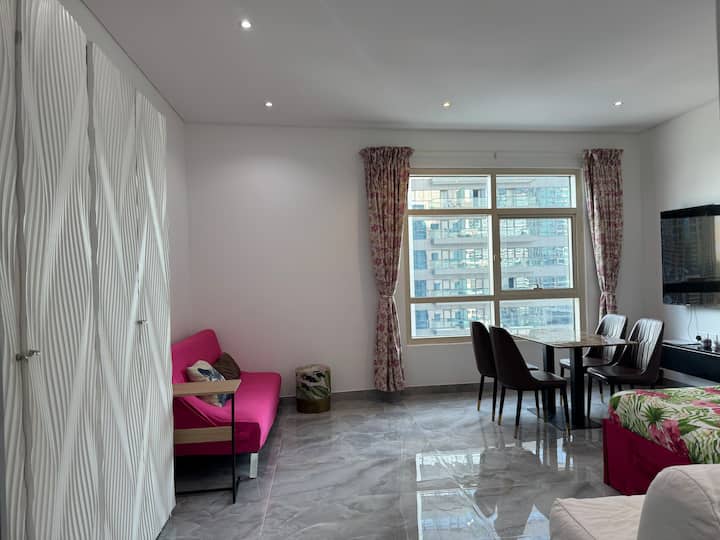 נוף כללי של הסלון.