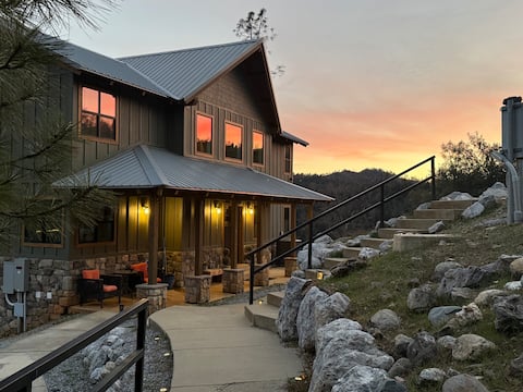 Shasta Sunrise Retreat|HotTub|NOW w/ 1 Night Stay!