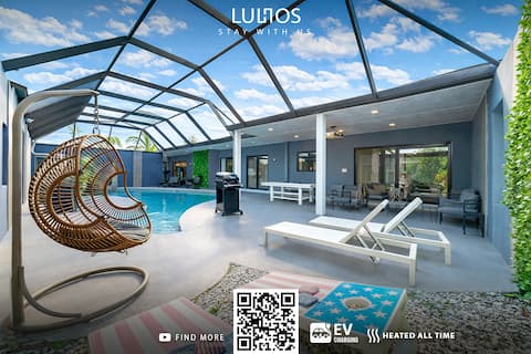 Stylish 7BR Retreat: Heated Pool, Near Beach & Zoo