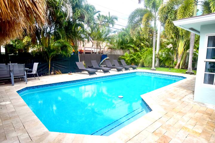 Designer luxury home, tikihut, pool, walk to beach gallery image 3