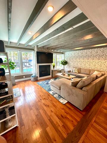 Designer luxury home, tikihut, pool, walk to beach gallery image 2