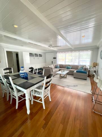 Designer luxury home, tikihut, pool, walk to beach gallery image 4