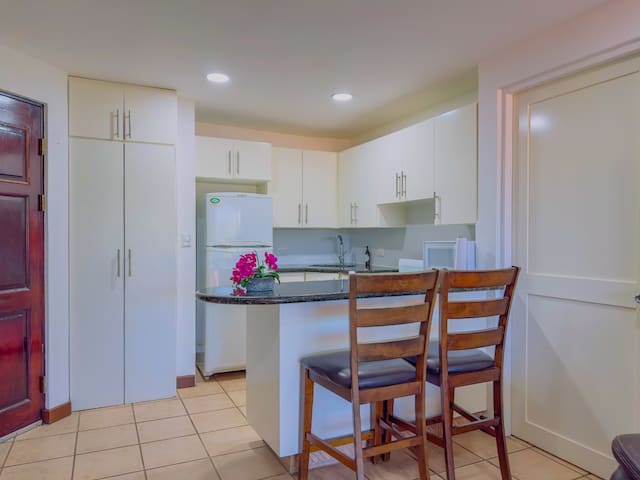 Beautiful condo/covered balcony with ocean view!!