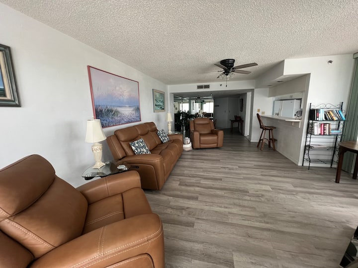 Beach Front Condo With Pool - Daytona Beach Shores, FL