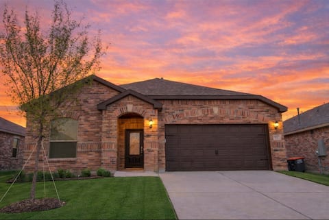 Spacious, Modern, 2 KING beds FREE Wi-Fi & parking